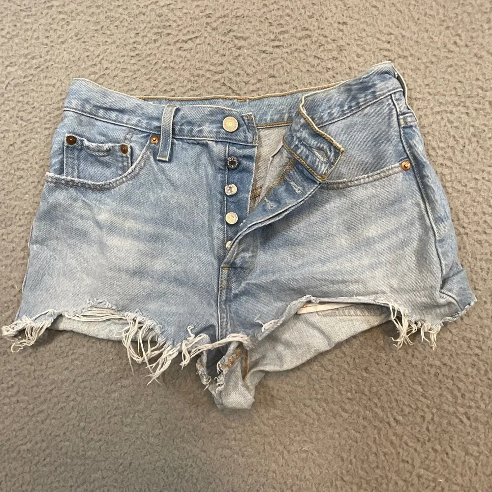 Levis Premium 501 Original Shorts Womens 28 Light Wash Blue Excellent Cut Off - Picture 1 of 8